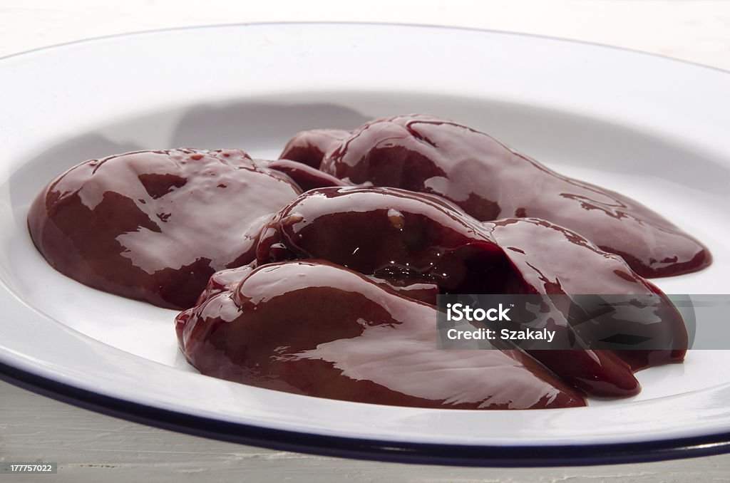 raw de fígado de frango em um prato - Foto de stock de Azul royalty-free