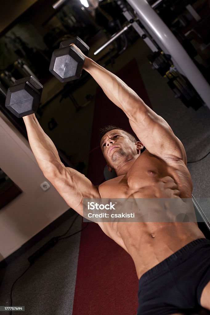 Jovem bodybuilder traininig - Royalty-free Abdómen Foto de stock