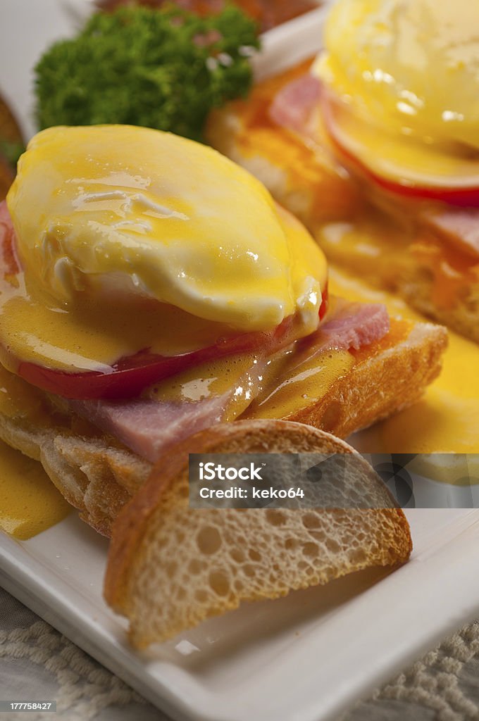 エッグベネディクトのパン、トマトとハム - おかず系のロイヤリティフリーストックフォト