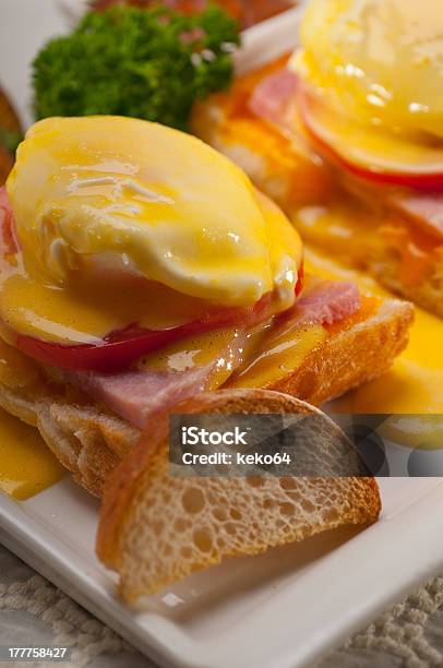 Ovo Coberto De Pão Com Tomate E Presunto - Fotografias de stock e mais imagens de Almoço - Almoço, Amarelo, Bacon