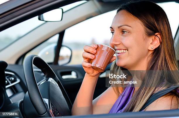 Szczęśliwa Kobieta Cieszyć Się Drinkiem W Podróży - zdjęcia stockowe i więcej obrazów Kierować - Kierować, Kobiety, Pić