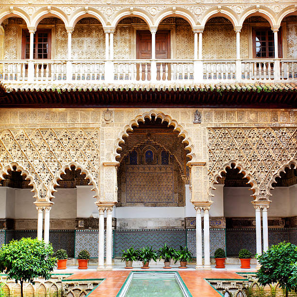 patio de alcázar - seville alcazar palace sevilla arch fotografías e imágenes de stock