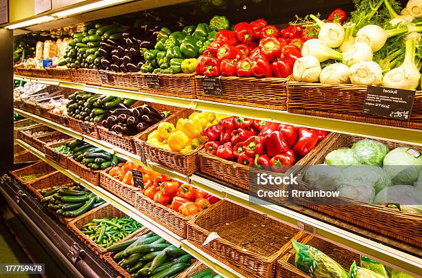 Vegetal La Sección De Almacenamiento En París Francia Foto de stock y más banco de imágenes de Tienda de fruta y verdura