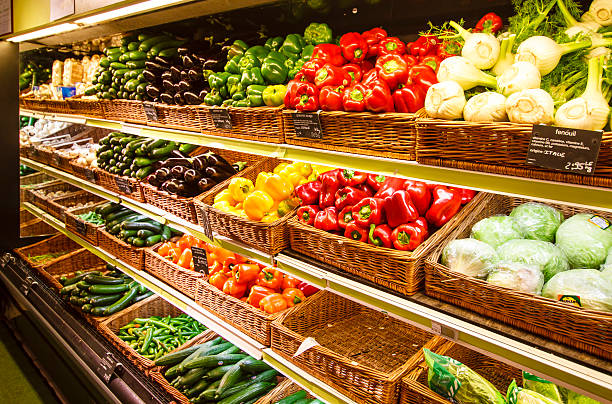 legumes secção de loja em paris, frança - zucchini vegetable squash market imagens e fotografias de stock