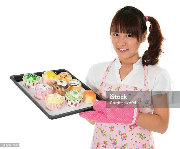 젊은 아시아판 여자아이 베이킹 식빵 및 컵케이크 빵집에 대한 스톡 사진 및 기타 이미지 - 빵집, 케이크, 가정 주방