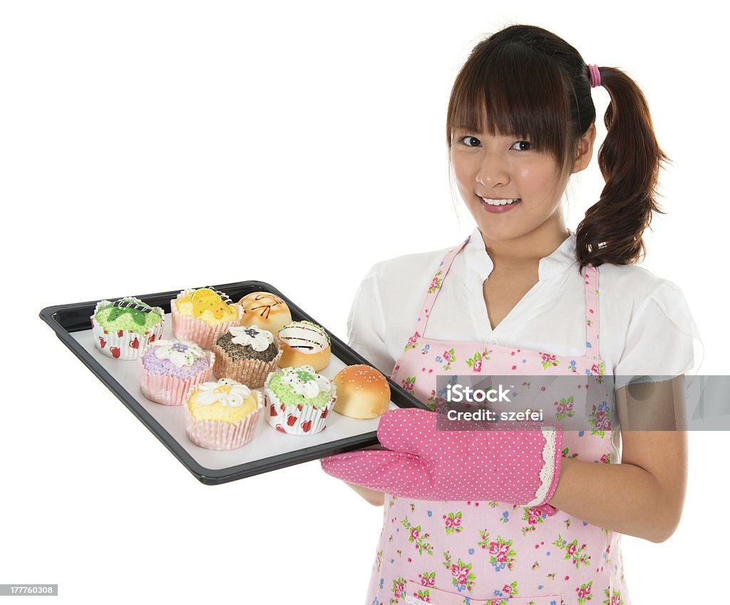 Jovem menina asiática Assar Pão e cupcakes - Foto de stock de Bolo royalty-free