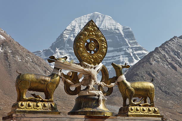 statues bouddhistes, saint mont kailash-plan - bonpo photos et images de collection