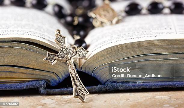 Rosario La Croce E La Bibbia - Fotografie stock e altre immagini di Amore - Amore, Aperto, Bibbia