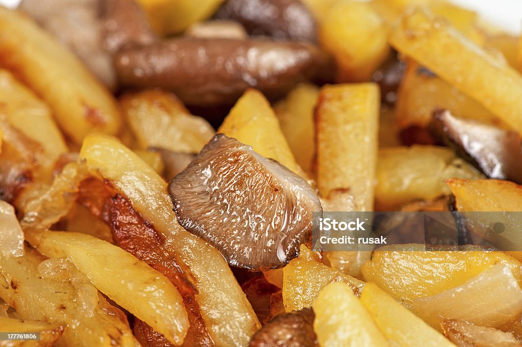 Papas fritas con champiñones - Foto de stock de Al horno libre de derechos