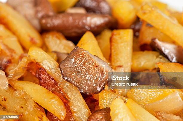 Papas Fritas Con Champiñones Foto de stock y más banco de imágenes de Al horno - Al horno, Alimento, Asado - Alimento cocinado