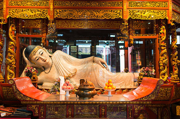 adagiarsi statua nel tempio del buddha di giada, shanghai, cina - reclining buddha foto e immagini stock