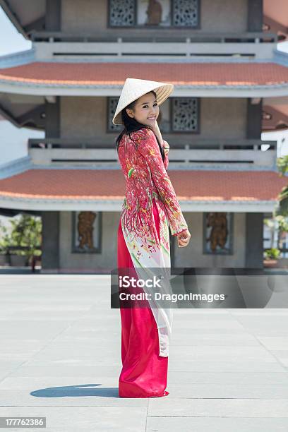 Foto de Lady Em Vermelho e mais fotos de stock de Adulto - Adulto, Ao Dai, Asiático e indiano