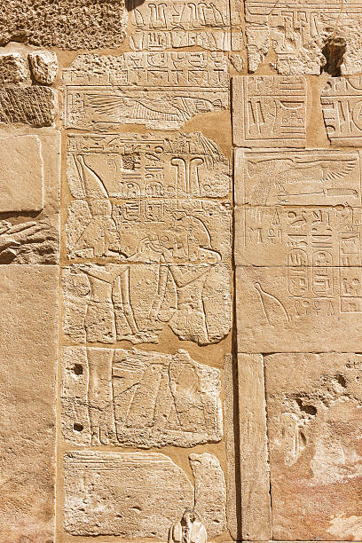 antiche rovine del tempio di karnak in egitto - tomb sarcophagus pharaoh temple of luxor foto e immagini stock