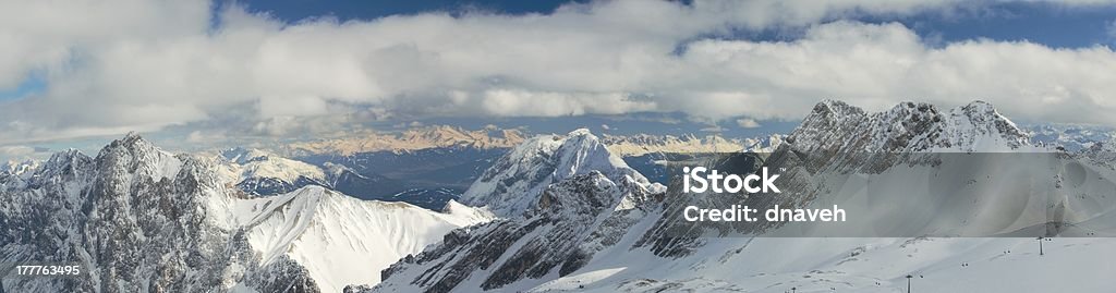 Los picos de las montañas, coronadas de nieve en los Alpes alemán - Foto de stock de Acantilado libre de derechos