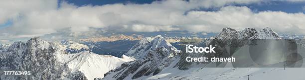 Los Picos De Las Montañas Coronadas De Nieve En Los Alpes Alemán Foto de stock y más banco de imágenes de Acantilado