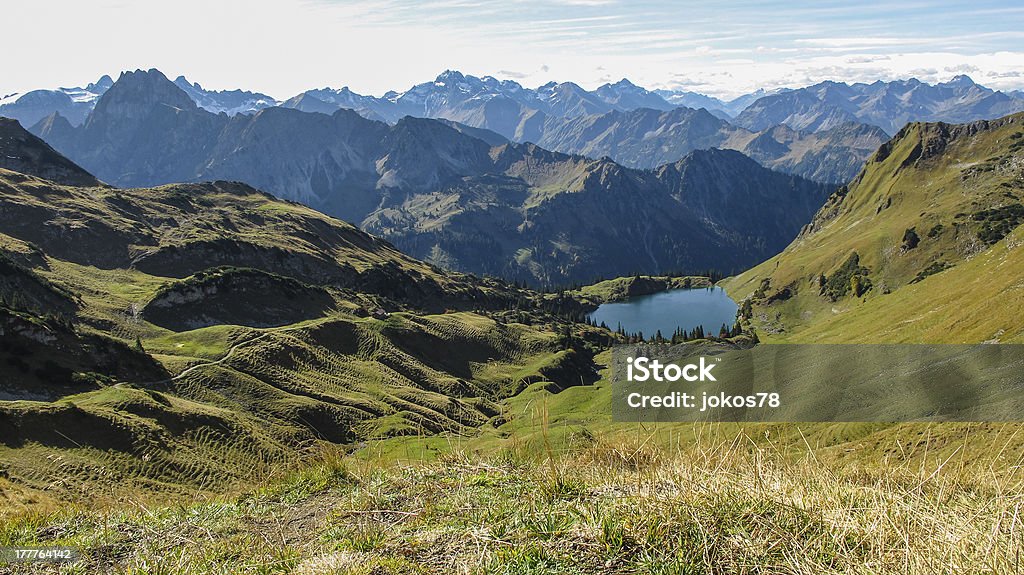 Lac de montagne environnant - Photo de Alpes européennes libre de droits