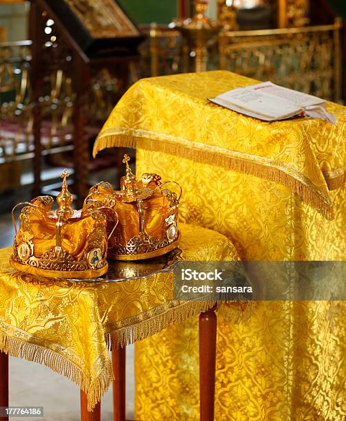 Foto de Coroas De Casamento e mais fotos de stock de Acessório - Acessório, Altar, Amarelo