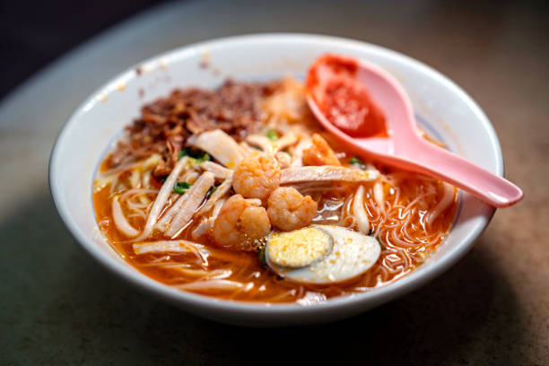 il popolare cibo di strada di penang, hokkien mee, è noto per il suo brodo piccante di gamberi. - hokkien foto e immagini stock