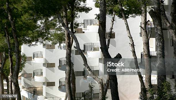 Balcones En Estructura Residencial Foto de stock y más banco de imágenes de Aire libre - Aire libre, Arquitectura, Arquitectura exterior