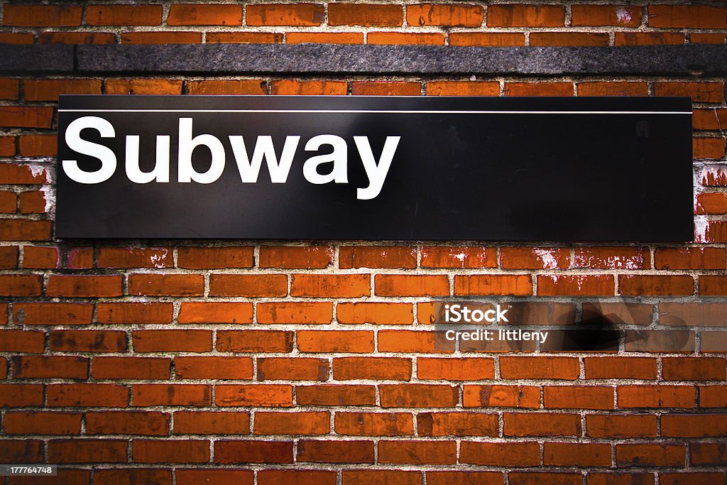 Znak metra - Zbiór zdjęć royalty-free (Metro w Nowym Jorku)