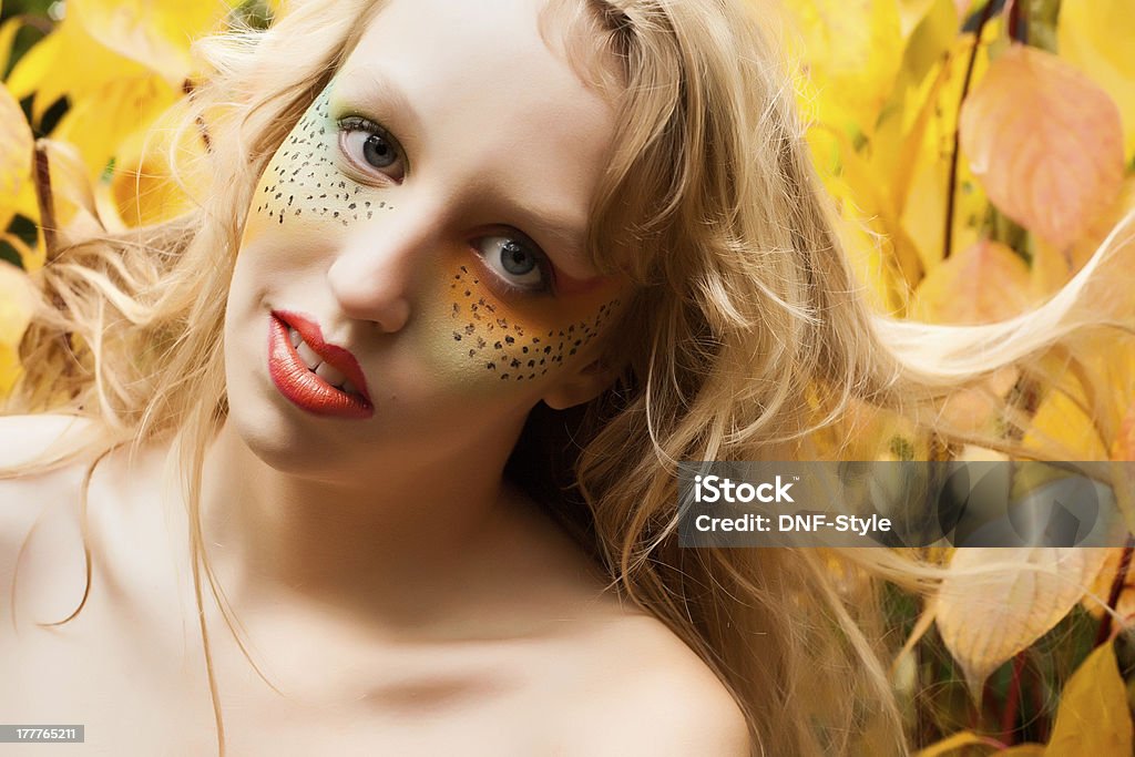 Счастливая Девушка с листьями - Стоковые фото Взрослый роялти-фри