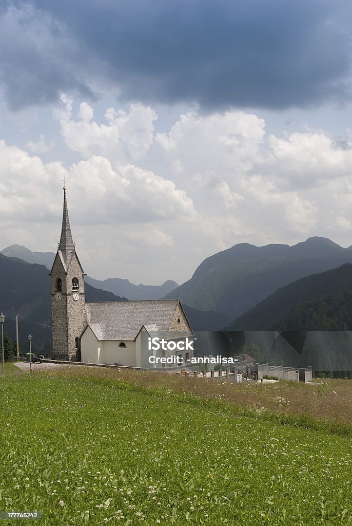 Igreja na montanha Alpes - Royalty-free Alpes Europeus Foto de stock