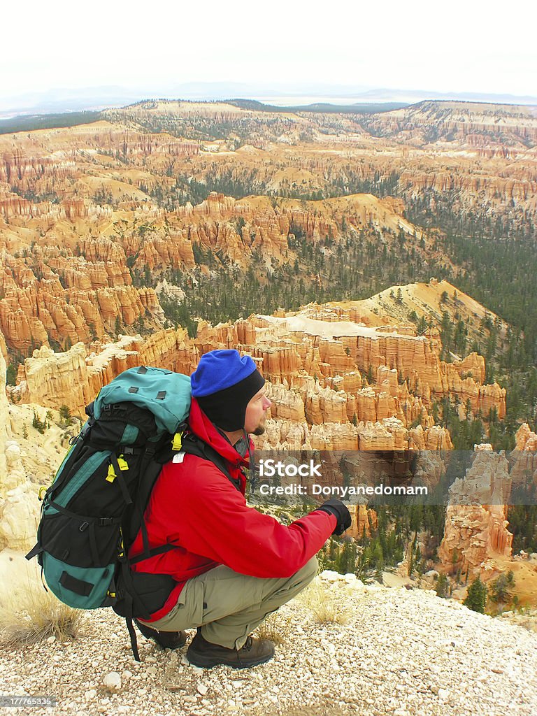 Turysta z plecakiem odpoczywać w Natchnienie Punkt, Park Narodowy Bryce Canyon - Zbiór zdjęć royalty-free (Bajeczne kominy i iglice skalne)