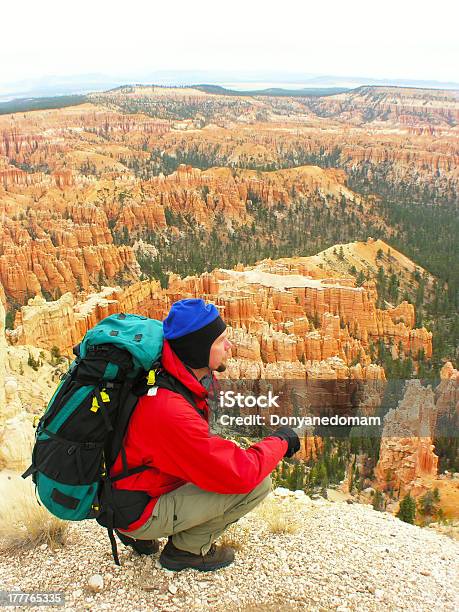 Turysta Z Plecakiem Odpoczywać W Natchnienie Punkt Park Narodowy Bryce Canyon - zdjęcia stockowe i więcej obrazów Bajeczne kominy i iglice skalne