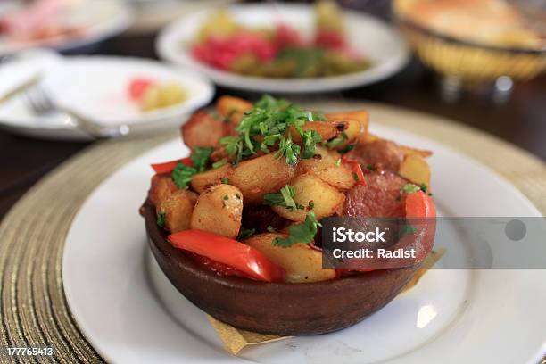 Assado De Porco E Produtos Hortícolas - Fotografias de stock e mais imagens de Almoço - Almoço, Assado, Batata frita - Batatas Preparadas