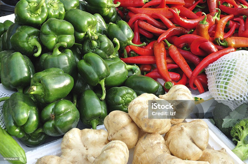 Mercado de verduras frescas - Foto de stock de Alimento libre de derechos