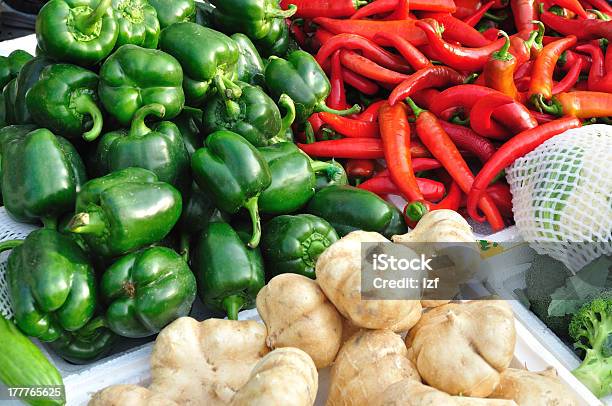 Mercado De Verduras Frescas Foto de stock y más banco de imágenes de Alimento - Alimento, Amarillo - Color, Blanco - Color