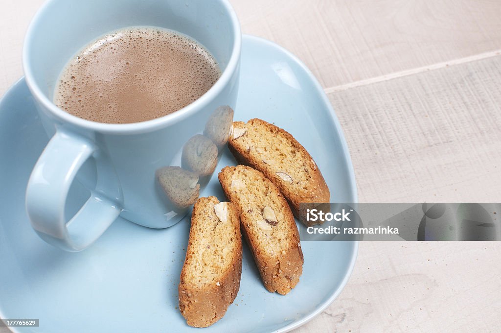 Café con leche y galletas redondas de almendras - Foto de stock de Azul libre de derechos