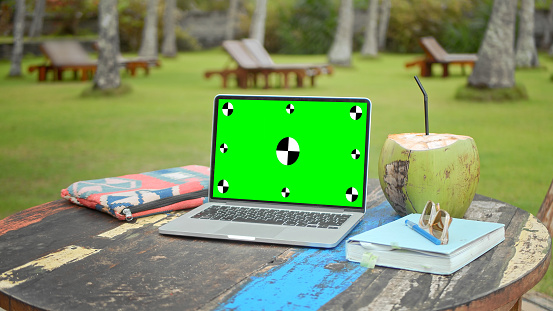 Pantalla verde estática maqueta de computadora portátil. Ordenador Macbook con fondo de croma. photo