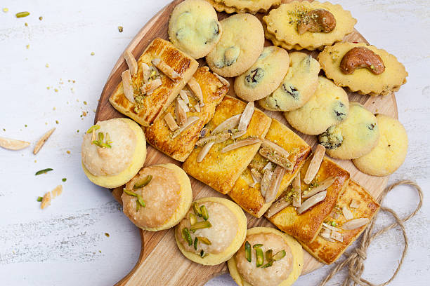 Verschiedene persische cookies in hölzerne Tafel. – Foto