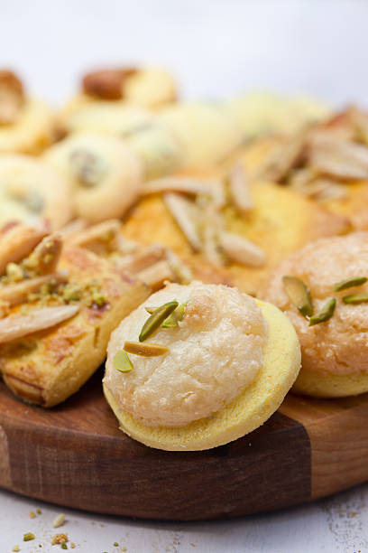 Diferentes tipos de las cookies persa en tablero de madera. - foto de stock