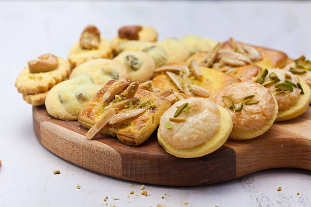 Verschiedene persische cookies in hölzerne Tafel. – Foto