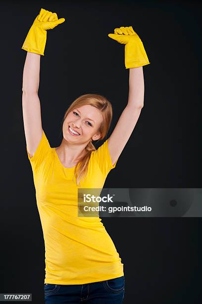 Szczęśliwa Kobieta Z Żółty Rękawice Ochronne - zdjęcia stockowe i więcej obrazów Ciemny - Ciemny, Codzienne ubranie, Czyściciel