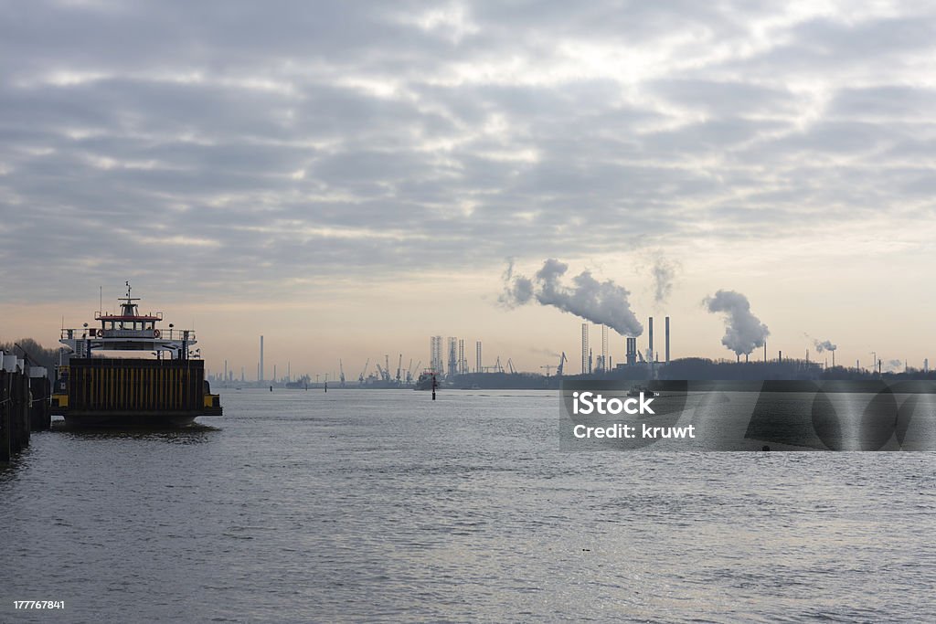 Holenderski port w Rotterdamie wcześnie rano, - Zbiór zdjęć royalty-free (Bez ludzi)