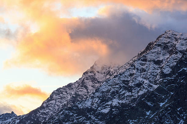 sonnenuntergang über dem berge - alpenglow tirol sunrise snow stock-fotos und bilder