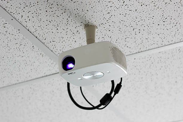 проектор - projection equipment ceiling mounted mountain стоковые фото и изображения