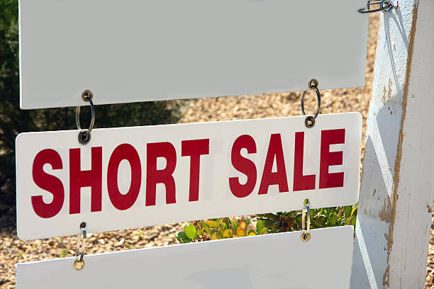 short sale sign short sale sign on pole with copy space short length stock pictures, royalty-free photos & images