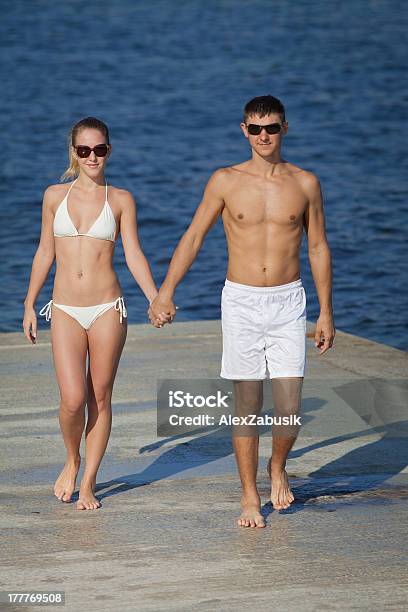 Casal Atraente No Mar - Fotografias de stock e mais imagens de Andar - Andar, Calções, Praia