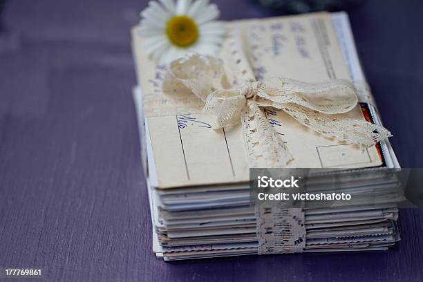 Pilha De Cartas Com Camomila Velha - Fotografias de stock e mais imagens de Amontoar - Amontoar, Cartão Postal, Amor
