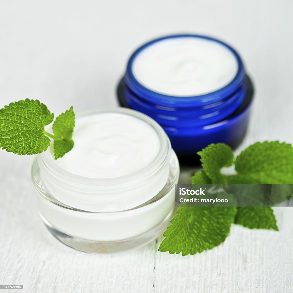 Creme de rosto em potes com folhas urtica - Foto de stock de Azul royalty-free