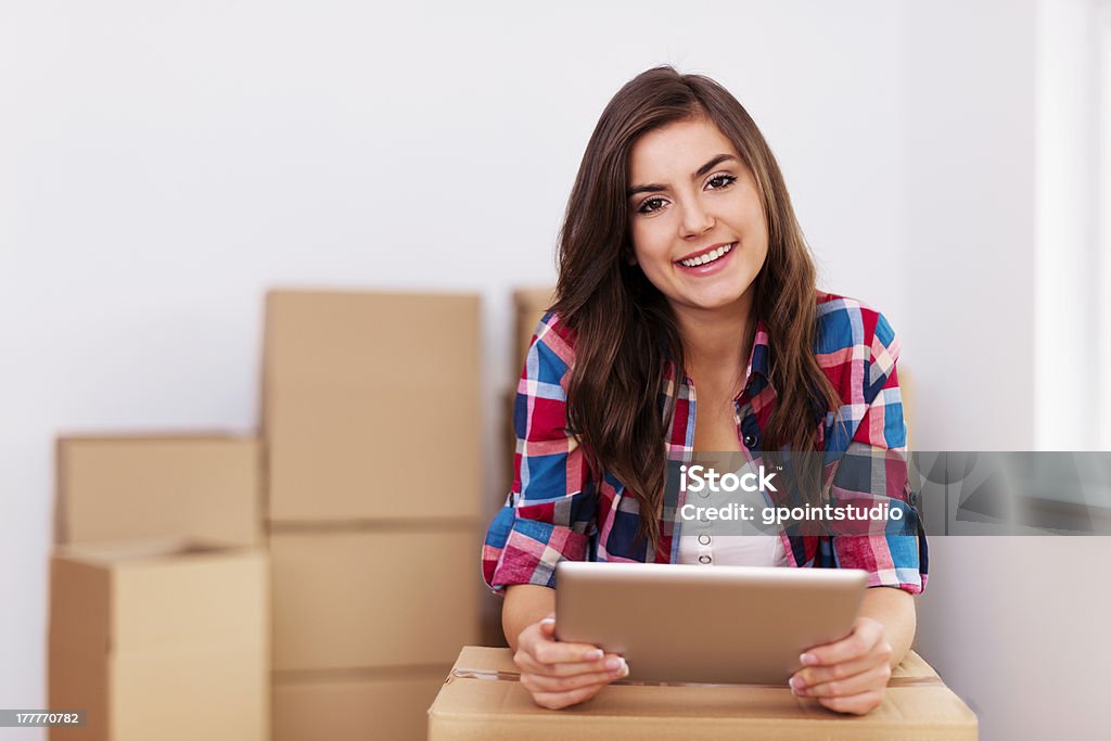 Jovem mulher usando tablet digital durante mudar no novo Apartamento - Royalty-free Adulto Foto de stock