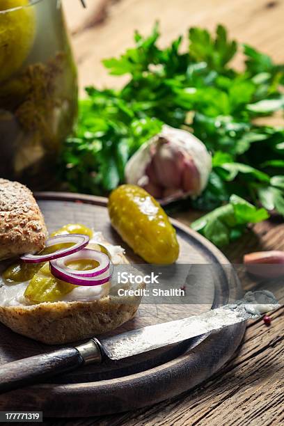 Photo libre de droit de Gros Plan Du Sandwich Avec Du Lard Et Oignons Le Gherkin banque d'images et plus d'images libres de droit de Ail - Légume à bulbe