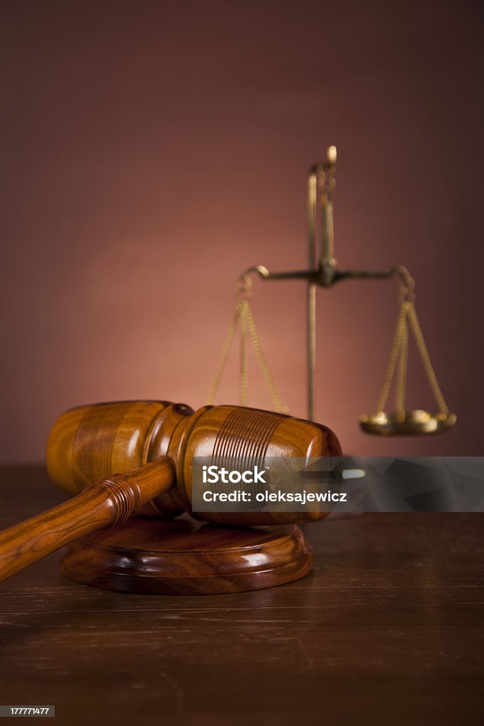 Концепция правосудия и Молоток судьи на темном фоне - Стоковые фото Вертикальный роялти-фри