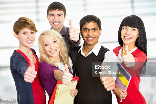 Estudiantes Dando Los Pulgares En Señal De Foto de stock y más banco de imágenes de Grupo de personas - Grupo de personas, Pulgar hacia arriba, Actividad