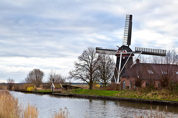 голландский ветряная мельница на канал - netherlands windmill farm farmhouse сто�ковые фото и изображения