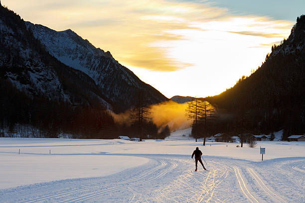 esqui cross-country, ao pôr do sol - val pusteria - fotografias e filmes do acervo